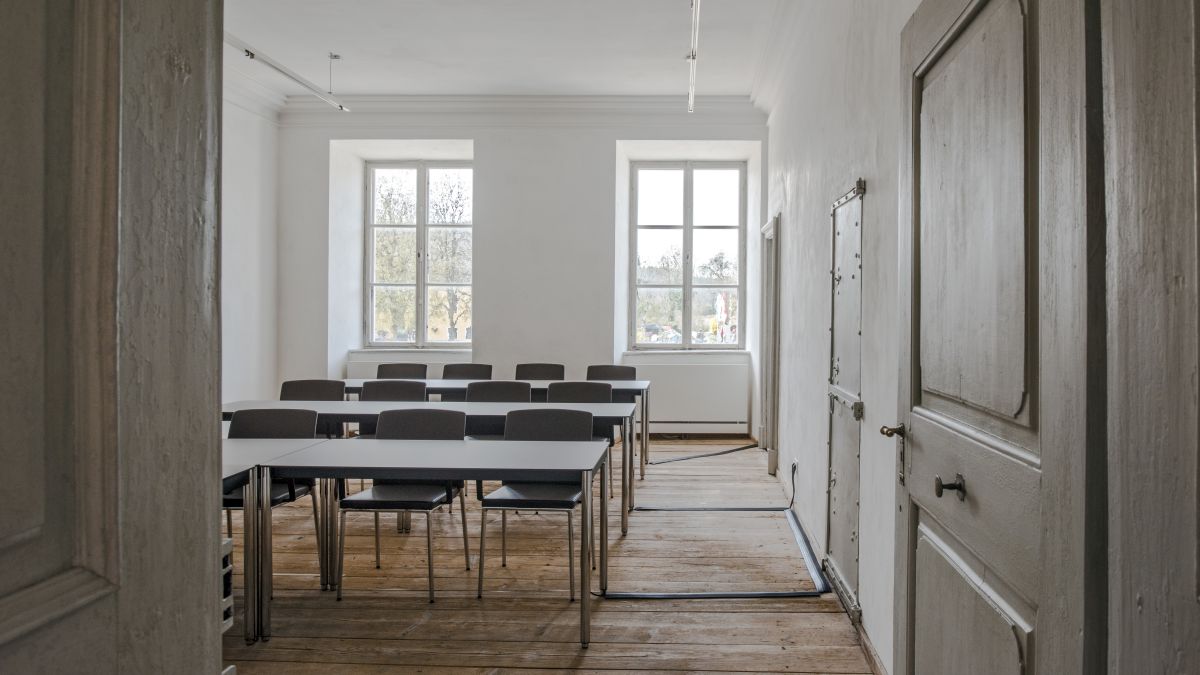 Parlamentbestuhlung im Raum A125 Emil Erlenmayer im TUM Akademiezentrum Raitenhaslach
