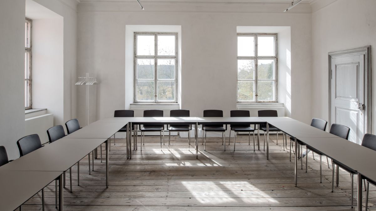 Bestuhlung in U-Form im Seminarraum A203 Ingeborg Pohl im TUM Akademiezentrum Raitenhaslach