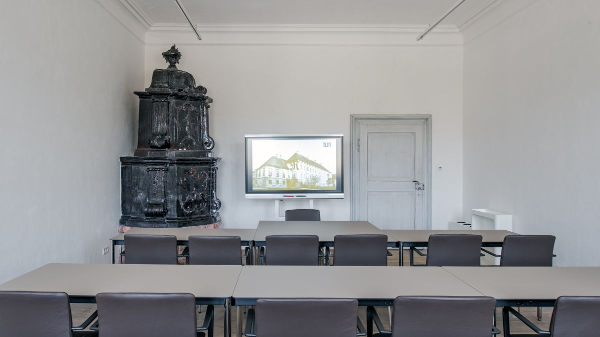 Parlamentarische Bestuhlung in Seminarraum A204 Oskar von Miller im TUM Akademiezentrum Raitenhaslach