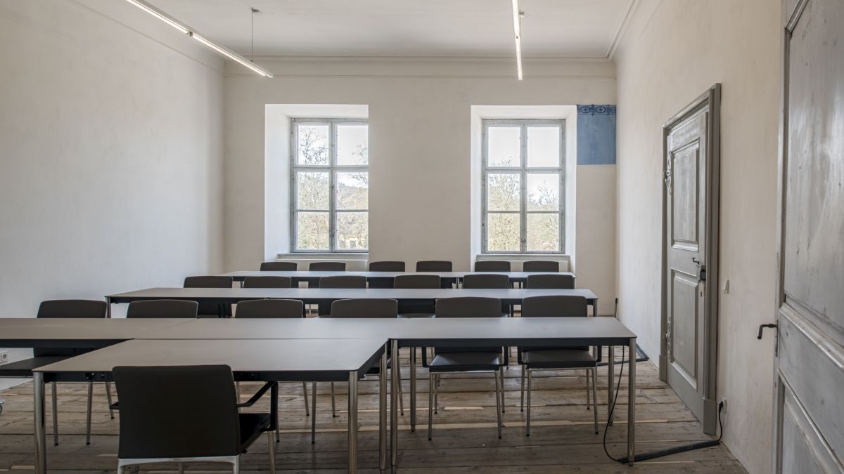 Classroom seating arrangement in seminar room A206 Rudolf Diesel at the TUM Science and Study Center Raitenhaslach.