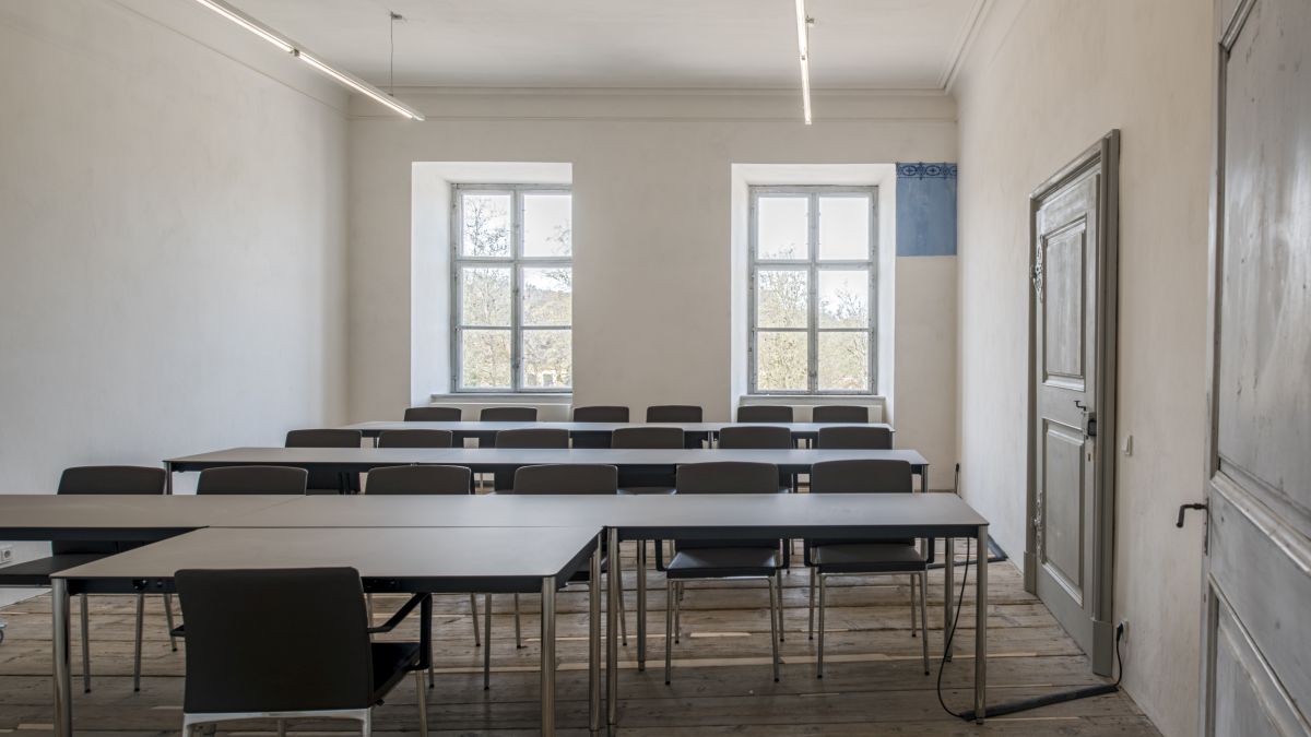 Parlamentarische Bestuhlung in Seminarraum A206 Rudolf Diesel im TUM Akademiezentrum Raitenhaslach