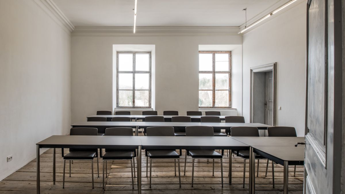Classroom seating arrangement in seminar room A210 Carl von Linde at the TUM Science and Study Center Raitenhaslach.