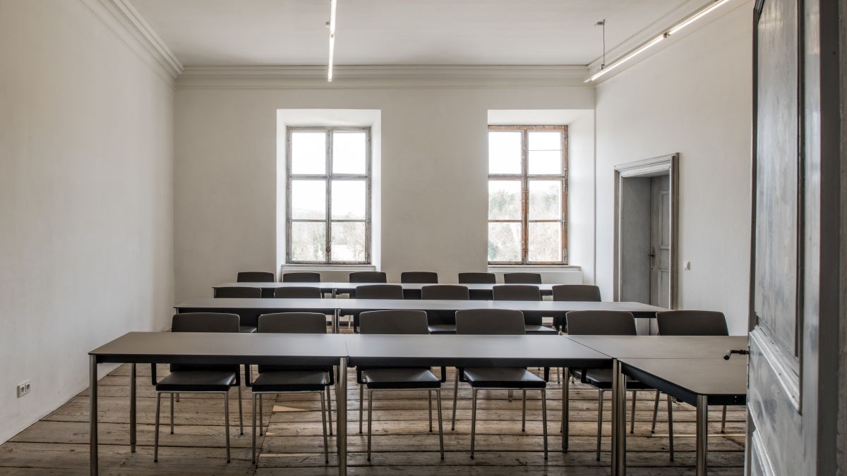 Parlamentarische Bestuhlung in Seminarraum A210 Carl von Linde im TUM Akademiezentrum Raitenhaslach