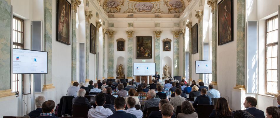 Tagungsgäste der TUM nehmen an einem Vortrag in der Aula maior teil.