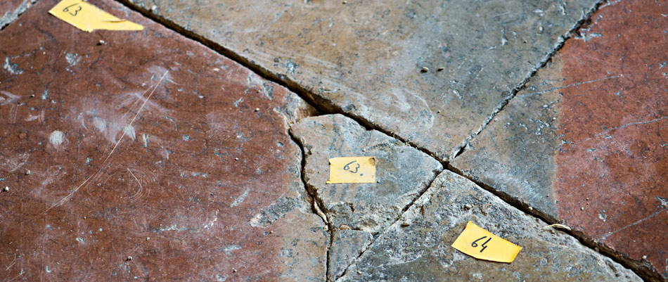 Nummerierte Bodenplatten während der Restaurierung des Klosters Raitenhaslach